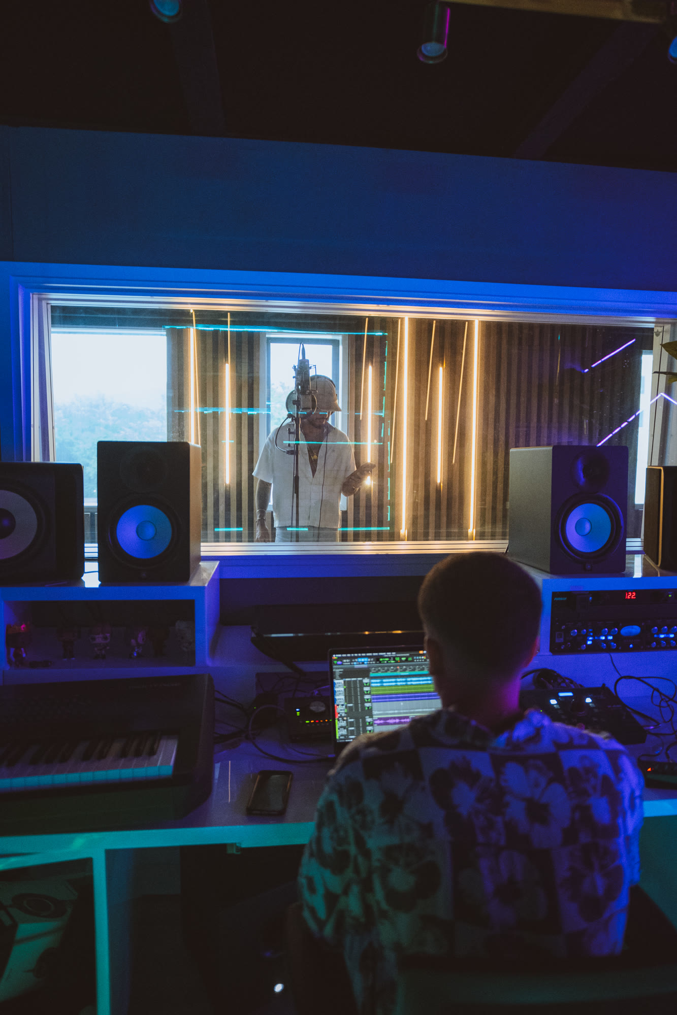 Sesión de producción en el estudio de Miky La Sensa